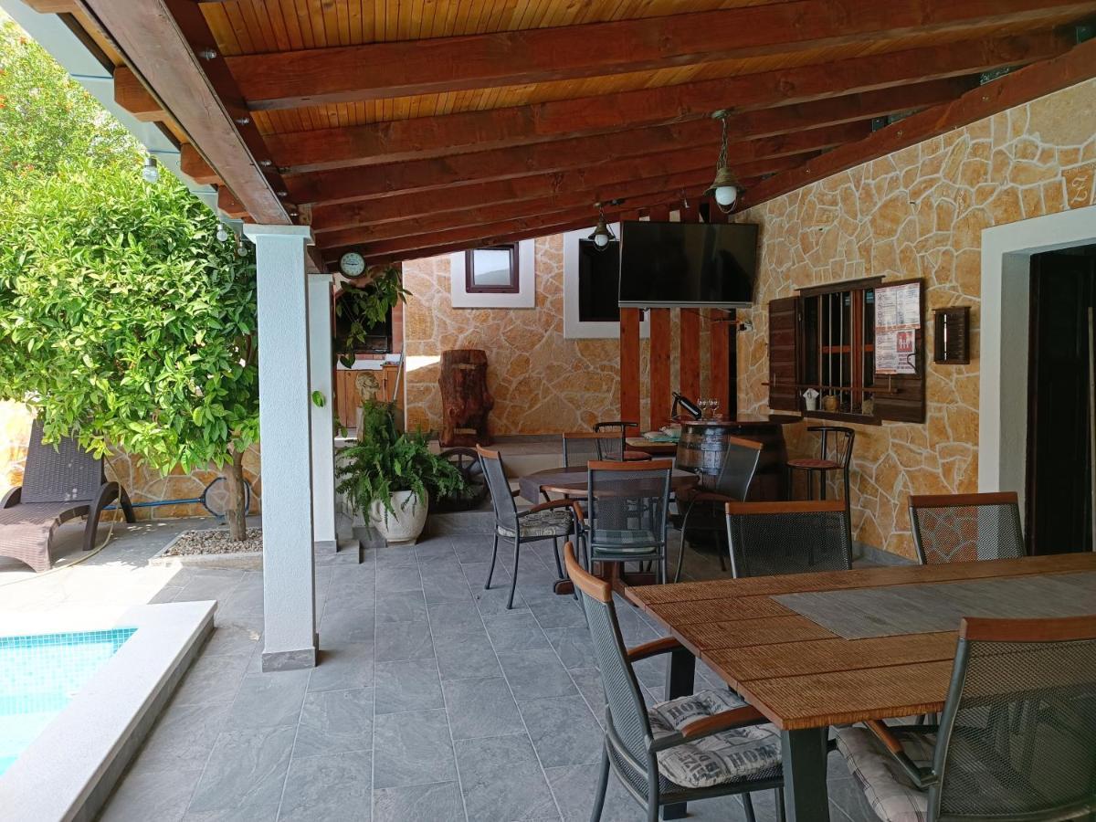 Villa Vlade- From The Heated Pool To The Beach In 1 Minute Jesenice  Buitenkant foto