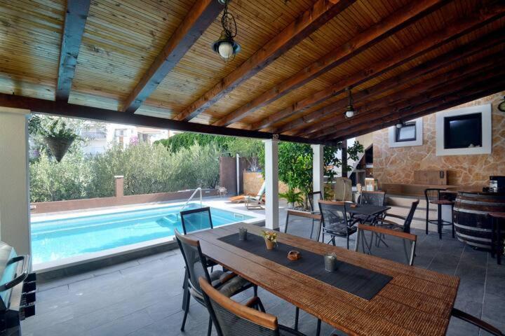 Villa Vlade- From The Heated Pool To The Beach In 1 Minute Jesenice  Buitenkant foto